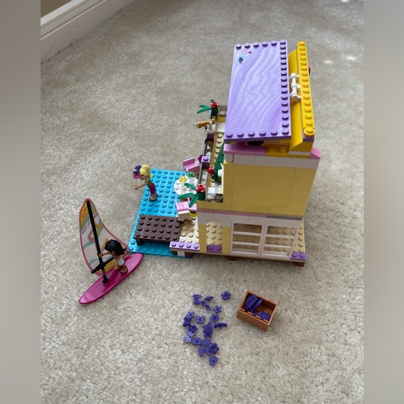 Lego Friends - Stephanie’s Beach House - Come with the Building Books - Picture 4 of 7